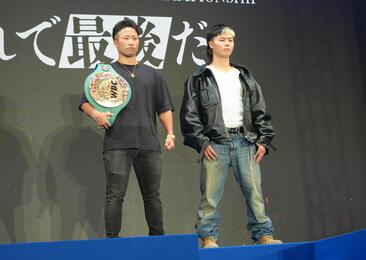 記者会見に臨む那須川選手1