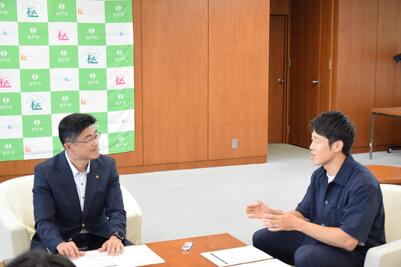 市長と懇談する大橋選手
