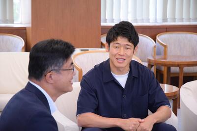 市長と懇談する大橋選手