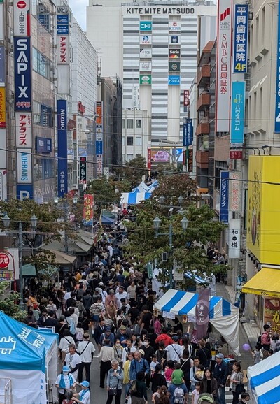 まつりを楽しむ人々
