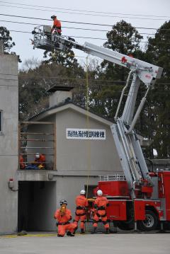 梯子付消防車で建物に近づいている写真