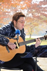 ギターの中村俊介さん