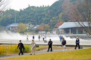 コースとなる公園内をハイキングする参加者