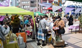 西口デッキは大賑わい