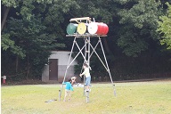 ドラム缶を叩く子どもの様子