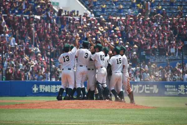 優勝を決めた専修大学松戸高校野球部の選手たちの画像