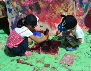 絵の具を塗る子ども2