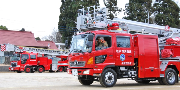 出初式での消防車両