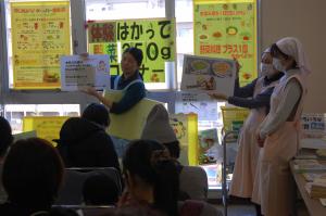 野菜を使ったお菓子の試食を説明している写真