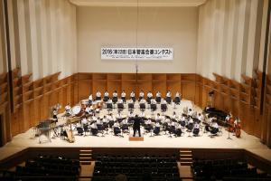 演奏中の第一中学校の写真