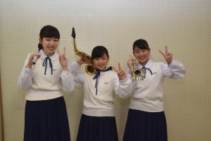 副部長・古賀　梨名さんと部長・坂田　真彩さんと副部長・上田　茉依さんの写真2