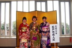 記念撮影する女性3人の画像