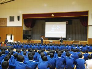 中学生たちにフェンシングを開設する太田会長