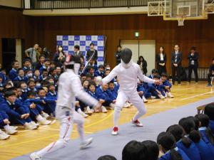 模擬試合で牽制し合う様子