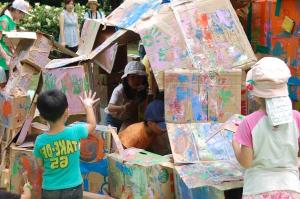 絵の具を塗る子どもたち1