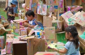 絵の具を塗る子どもたち2