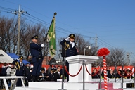 敬礼する市長