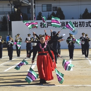 旗を振るピンクダイヤモンズのメンバー