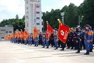 開会式に並ぶ消防団員の写真