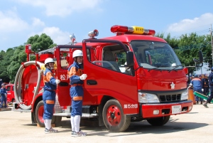 ポンプ車に乗り込む団員