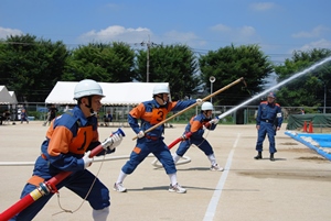 放水姿勢をとる団員