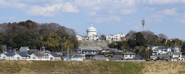 遠くに栗山配水塔が見えている様子