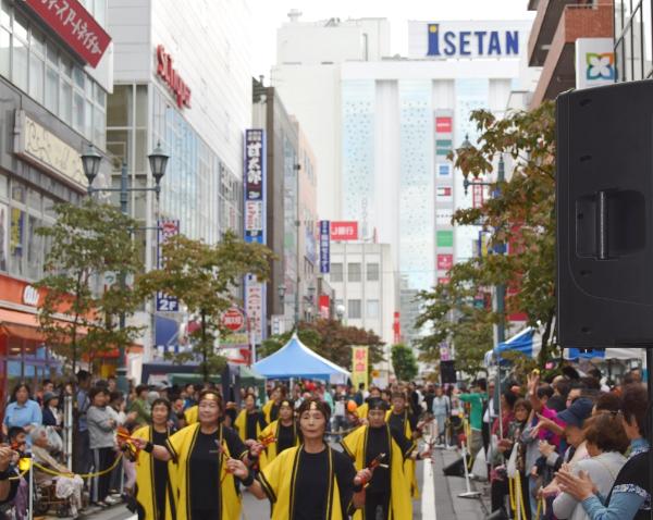 伊勢丹通りでのイベント写真