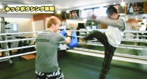 キックボクシング体験をする那須川天心さんと新成人キャストの画像