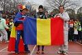 七草マラソンでルーマニア国旗をもつ人