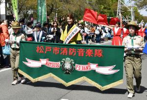 六実桜まつりのパレードに参加する北翔海莉さんの写真