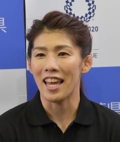 報道陣の取材に応じる吉田選手