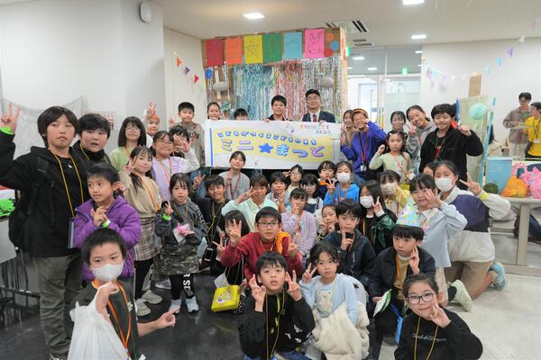 市長とミニまつどメンバーの集合写真