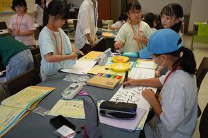 とばす位置を確認する少年少女