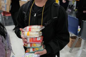 協賛品を持つこども