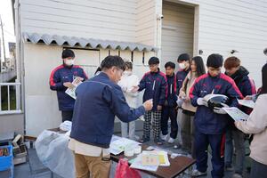 留学生たちに説明する市職員