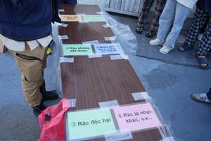 ベトナム語の紙とごみ袋