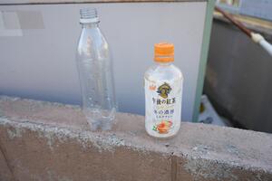 包装がないペットボトルとあるペットボトル