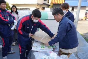 段ボールにひもをかける様子