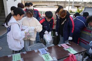 ごみを分別する留学生