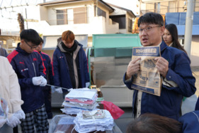 ごみ出しサポートで説明する職員