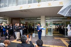 松戸市役所に初登庁する松戸市長