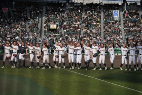 甲子園球場でガッツポーズの専松野球部