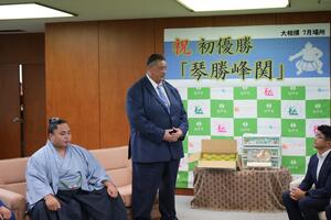 挨拶をする師匠