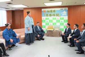 挨拶をする琴勝峰関