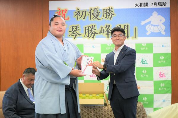 松戸市の農産物を贈呈する写真