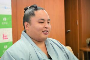 記者の取材を受ける琴勝峰関