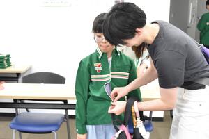 制服を着用するこども