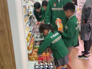 飲み物の商品陳列の仕事体験の様子