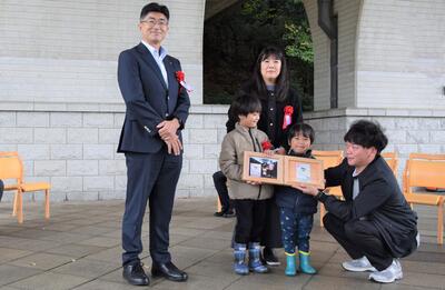 市長から男の子に記念品を贈呈した様子