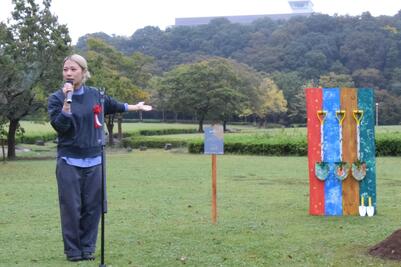 制作したスコップを説明する能登谷さん